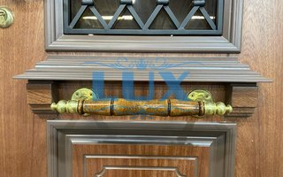 дверь на дачу с дополнительной ручкой скобой
