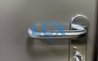 стальная дверь внутреннего открывания с одним замком