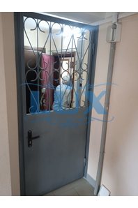 тамбурная решетчатая дверь с ручкой на планке