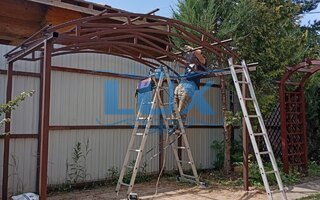 процесс монтажа арочного навеса из сотового поликарбоната