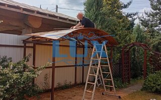 процесс монтажа сотового поликарбоната янтарного цвета на крышу арочного навеса